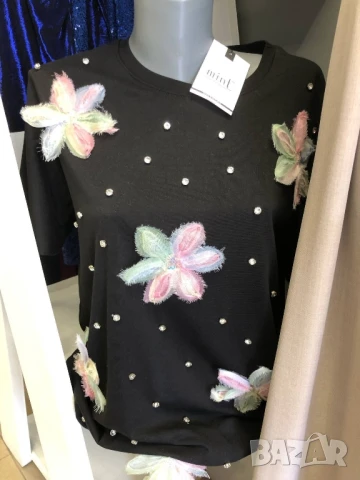 широка тениска с 3Д цветя 