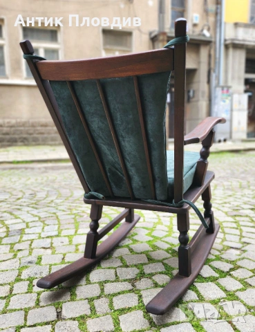 Класически люлеещ стол с кадифена зелена седалка, снимка 5 - Столове - 53655353