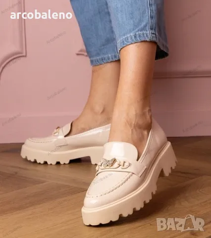 Дамски бежови лачени мокасини с циркониева пеперуда Sanita