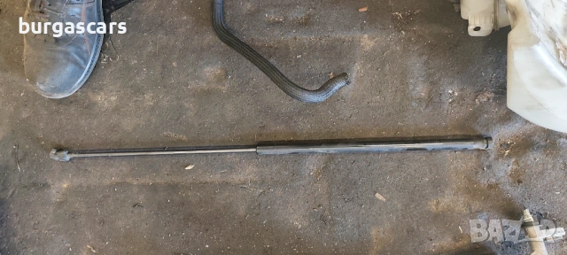 Амортисьор преден капак Audi A4 B7 Avant 1.9-116к.с