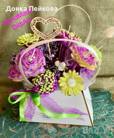 Луксозен букет от соеви свещи в тюркоаз и бяло – ръчна изработка, снимка 11 - Изкуствени цветя - 53880882