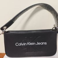 Чанта на Келвин Клайн няма дълга дръжка има джоб отпред , снимка 1 - Чанти - 45419630