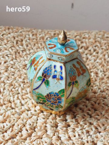Прекрасна китайската ваза(кутийка) с гилеше емайл, снимка 3 - Антикварни и старинни предмети - 45371707