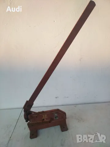 Гилотина за рязане на ламарина. Дължина на ножа 200mm Тегло 19кг. Поддържа удобно управление с една 