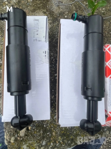 Пръскалки ,дюзи чистачки фарове и помпичка стъкломиене Mercedes W204, снимка 4 - Части - 52377143