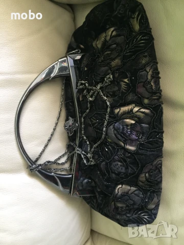 Изискана  нова малка чанта в черно с бежови релефни рози, инкростирани със сенци ,и дълга дръжка – т, снимка 3 - Чанти - 51294200