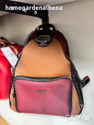 Дамска раница камел бордо текстил черни детайли двуцветна компактна