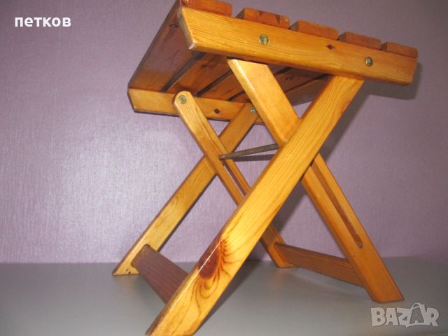    Сгъваем,малък,дървен стол