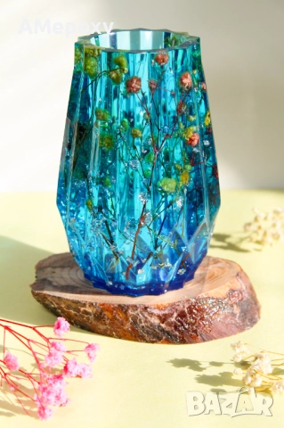 Ръчно изработена ваза от епоксидна смола. 