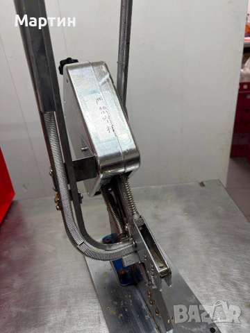 Продавам клипс машина и скоби за нея