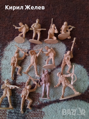 Войници пластмасови 12 броя 51739, снимка 2 - Колекции - 52105358