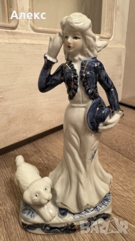 Порцеланова дама с кученце.