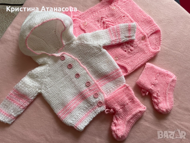 Розов ръчно плетен бебешки костюм