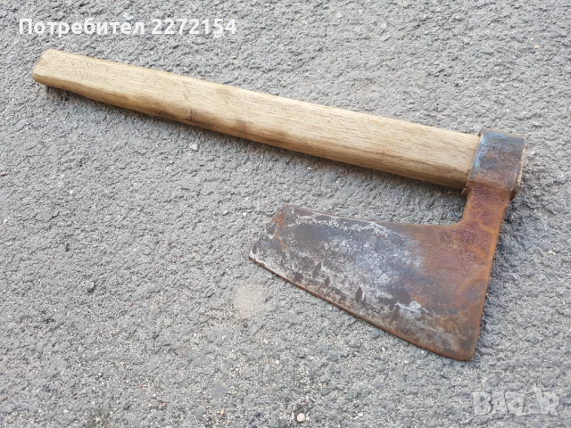 Кована брадва с украса