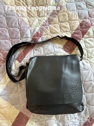 Малка черна чанта