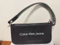 Чанта на Келвин Клайн няма дълга дръжка има джоб отпред 
