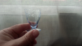 Ретро малки симпатични ракиени чашки, ръчна гравюра, син оттенък – 6 бр, снимка 3