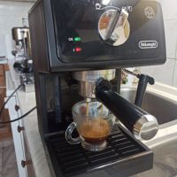 Кафе машина Делонги с ръкохватка с крема диск, работи отлично и прави хубаво кафе с каймак , снимка 2 - Кафемашини - 45405800