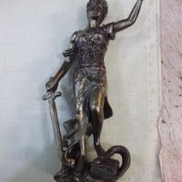 Фигура на жена държаща меч, снимка 1 - Други ценни предмети - 45209096