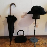 Дамски чадър и шапка и чанта много стари в добро състояние,носени от Английски аристократки., снимка 1 - Антикварни и старинни предмети - 39642595