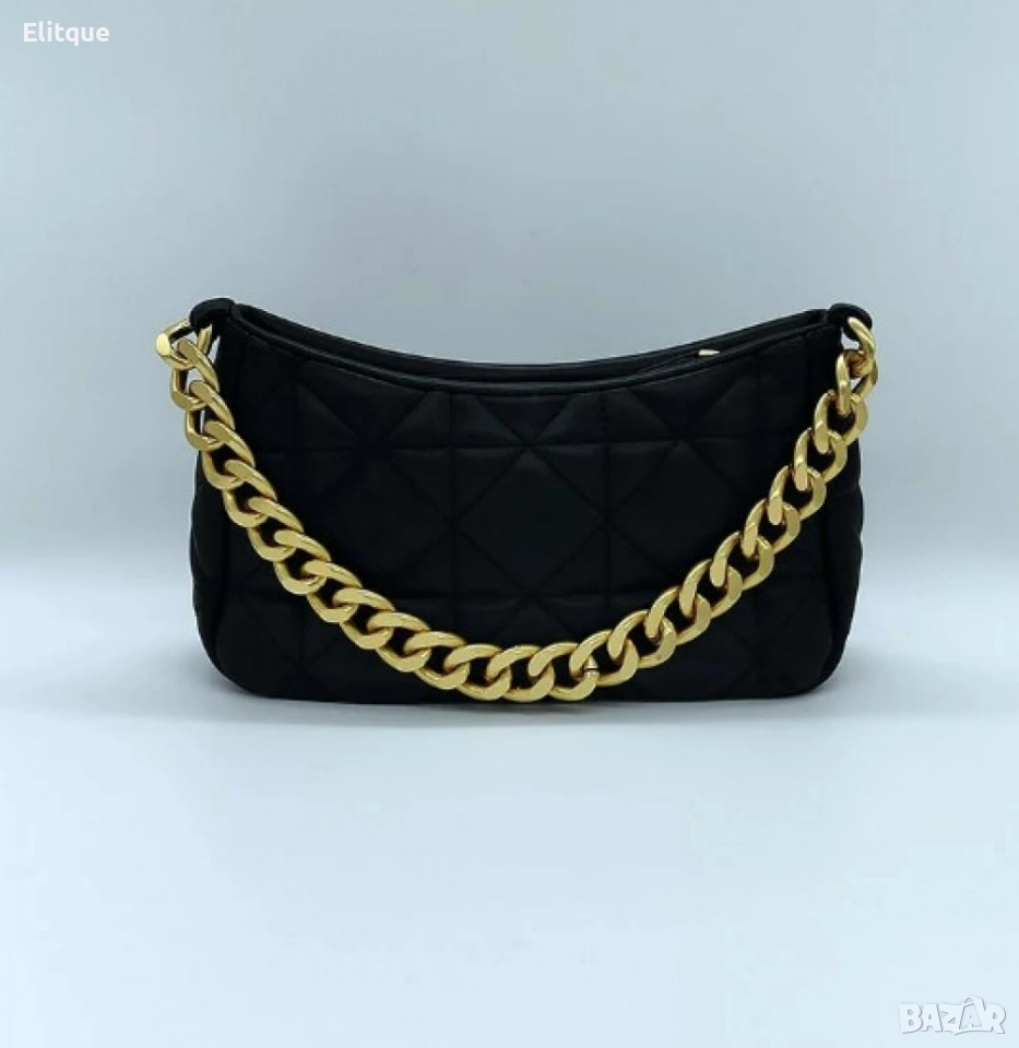 Стилна черна ватирана чанта със златиста дръжка тип едър синджир, снимка 1