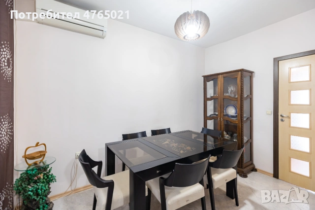 Кухненска маса и шкаф витрина