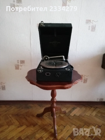 Стар Английски навиващ се грамофон. Оригинална декорация, 100% автентичност. 