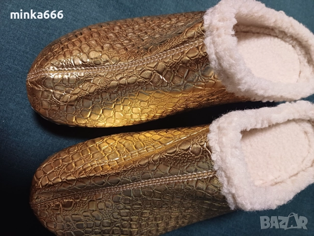 Златисти чехли с пух.