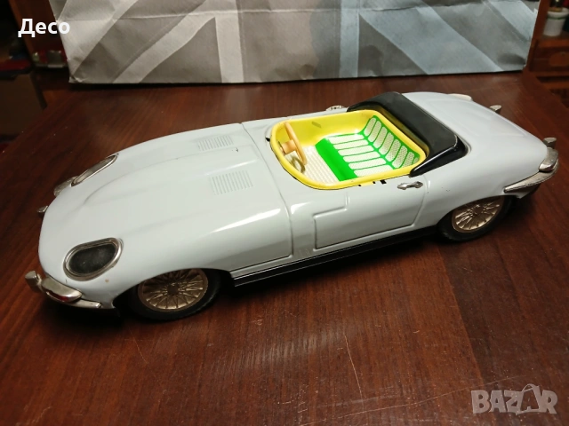 Стара ламаринена играчка автомобил Ягуар.