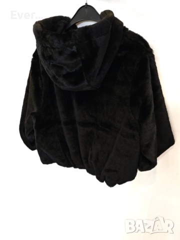 Късо пухено яке с качулка и камъни по връзките, снимка 4 - Якета - 52388903