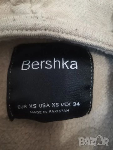 Бял мъжки суичър Bershka размер XS EU, снимка 4 - Спортни дрехи, екипи - 48493782