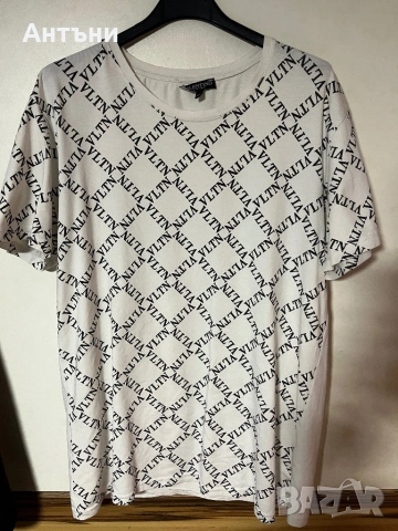 Бяла тениска с надпис VLTN с къси ръкави