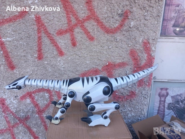 огромен механичен динозавър 