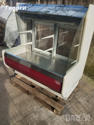 сладкарска витрина 