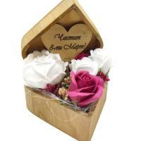 Дървена кутия сърце със сапунен божур и рози, снимка 1 - Сувенири от дърво - 45667343