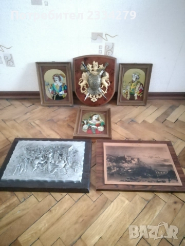 Картини ръчно рисувани-стъклопис;  литография и пластика. 