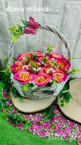 Кошничка  с 11 рози от креп хартия!!, снимка 10 - Декорация за дома - 51943481