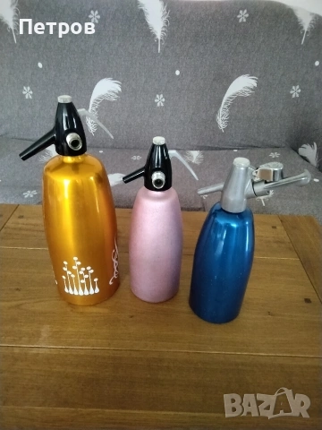 Продавам три броя стари метални сифони за газирана вода за 10 €