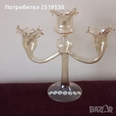 Изящен стъклен свещник 
