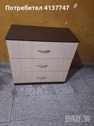 продавам скрин за дрехи.