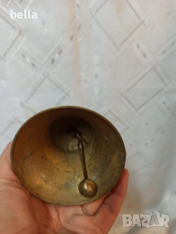 Бронзова камбана хубав звук ,обща дължина 9 см надписи и звезда .Цена 80 лв, снимка 3 - Антикварни и старинни предмети - 52771811