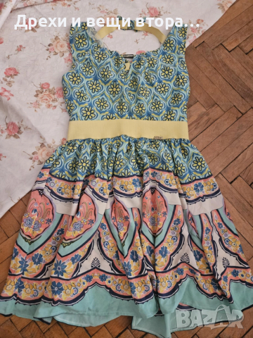 Шарена кокетна рокля с отворен гърб на ластични ленти с панделки