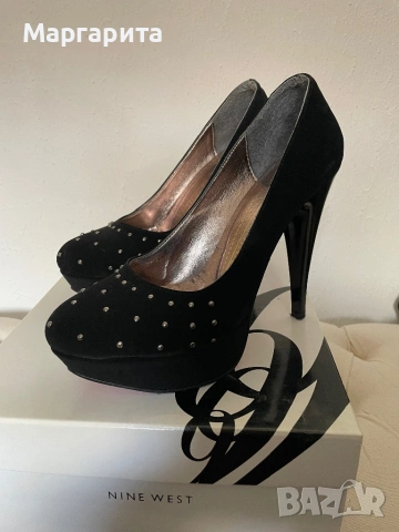 Ефектни, с платформа и нежни метални капси. 