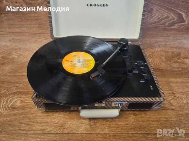 Грамофон в куфарче Crosley Cruiser Deluxe CR8005D – Bluetooth & Vintage Style