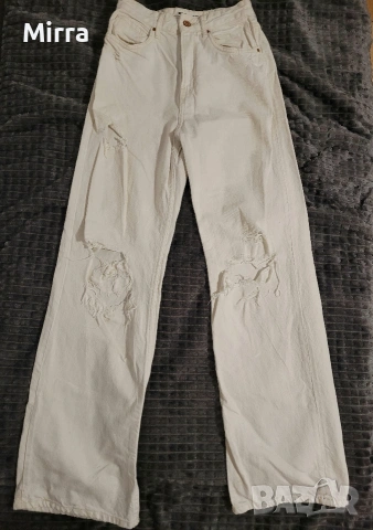 Скъсани бели дънки