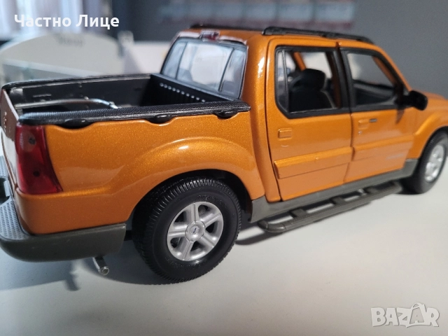Модел Ford Explorer Sport Trac Orange Maisto 1/18 , снимка 8 - Коли, камиони, мотори, писти - 52344129