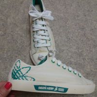 СТРАХОТНИ бели спортни обувки/кецове със зелена щампа лале, снимка 2 - Кецове - 45332688