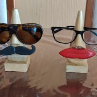 Две индийски дървени стойки за очила от дърво манго, ръчна изработка, снимка 2 - Други - 45434784