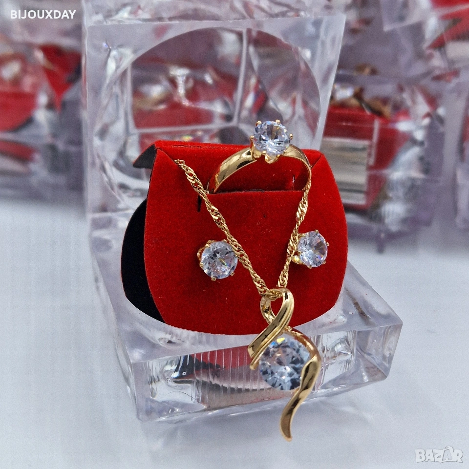 комплект колие обеци и пръстен от медицинска стомана в подаръчна кутийка 18 карата златно покритие, снимка 1