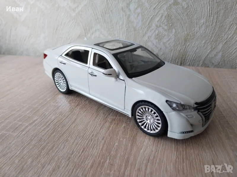 toyota crown мащаб -1:24, снимка 1